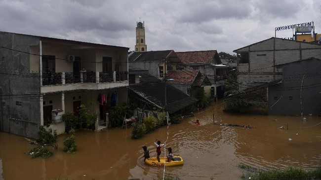 Wagub DKI Ahmad Riza Patria menjelaskan tidak mungkin memaparkan data setiap tahun, yang ditampilkan memang hanya mencakup banjir besar dan hujan ekstrem.