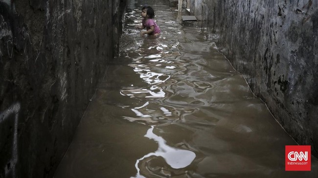 Anies sempat menargetkan banjir bisa surut 6 jam. Hari ini, beberapa titik salah satunya Cipinang Melayu masih digenangi banjir hingga lebih 6 jam.