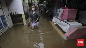 Curhat Warga Pancoran Barat Alami Banjir Sepinggang Imbas Kali Cideng