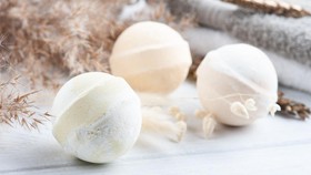 Membuat Bath Bomb Sendiri untuk Mandi Busa di Rumah