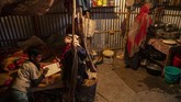 FOTO: Kisah Keseharian Bocah Pemulung di India Imradul Ali, seorang bocah berusia 10 tahun si India setiap harinya sepulang sekolah menghabiskan waktu untuk bekerja sebagai pemulung.