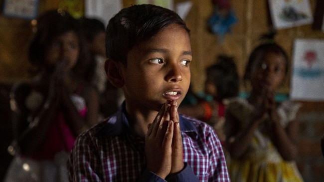 FOTO: Kisah Keseharian Bocah Pemulung di India