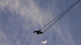 FOTO: Ayunan yang Bikin Dengkul Mendadak Lemas Bernama Bollywood Skyflyer, ayunan tertinggi di dunia ini wajib dijajal para pecandu adrenaline yang akan berwisata ke Dubai usai pandemi virus Corona.