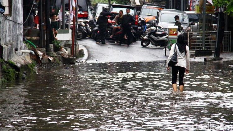 Genangan air sisa banjir masih memenuhi ruas jalan di kawasan Jalan Raya Bangka,  Jakarta Selatan, Jumat (19/2). Banjir yang terjadi sejak kemarin sampai dengan pagi tadi masih menggenai beberapa wilayah di Jakarta