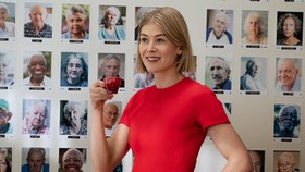 Rosamund Pike Kubur Piala Golden Globe 2021 di Taman Rumah