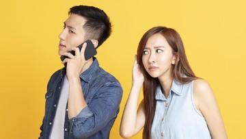 AKU PANGGIL PEREMPUAN ITU BA**SAT