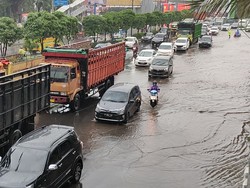 Jalan Ahmad Yani Bekasi Banjir, Lalu Lintas Terganggu