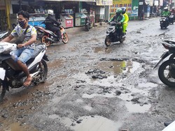 Sempat Ditambal Pakai Batu, Jl Raya Pabuaran Bogor Rusak Lagi