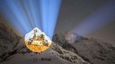FOTO: Seni Proyektor di Pegunungan Swiss Rayakan Misi Mars Karya seni proyektor raksasa di pegunungan es Eiger dan Monch, Swis, untuk merayakan misi pendaratan NASA di Planet Mars.