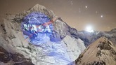 FOTO: Seni Proyektor di Pegunungan Swiss Rayakan Misi Mars Karya seni proyektor raksasa di pegunungan es Eiger dan Monch, Swis, untuk merayakan misi pendaratan NASA di Planet Mars.