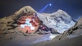FOTO: Seni Proyektor di Pegunungan Swiss Rayakan Misi Mars Karya seni proyektor raksasa di pegunungan es Eiger dan Monch, Swis, untuk merayakan misi pendaratan NASA di Planet Mars.