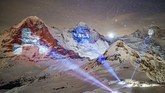 FOTO: Seni Proyektor di Pegunungan Swiss Rayakan Misi Mars Karya seni proyektor raksasa di pegunungan es Eiger dan Monch, Swis, untuk merayakan misi pendaratan NASA di Planet Mars.
