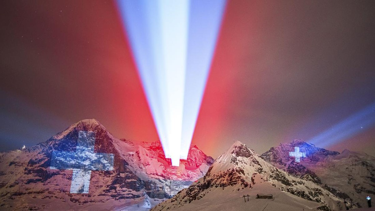 FOTO: Seni Proyektor di Pegunungan Swiss Rayakan Misi Mars