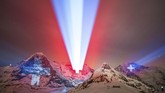 FOTO: Seni Proyektor di Pegunungan Swiss Rayakan Misi Mars Karya seni proyektor raksasa di pegunungan es Eiger dan Monch, Swis, untuk merayakan misi pendaratan NASA di Planet Mars.