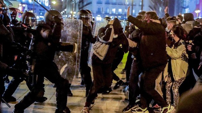 Para penegak hukum di ibu kota Spanyol, Madrid, memprotes dan menolak rencana reformasi hukum keamanan yang kontroversial.