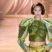 Brand Fashion Mewah Kembalikan Trend Puff Shoulder Era Renaisans