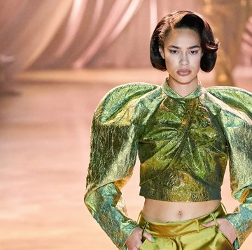 Brand Fashion Mewah Kembalikan Trend Puff Shoulder Era Renaisans