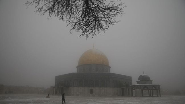 Kompleks Masjid Al Aqsa diselimuti salju yang turun sejak Rabu (17/2). Anak-anak terlihat bersuka cita saling melempar bola salju.