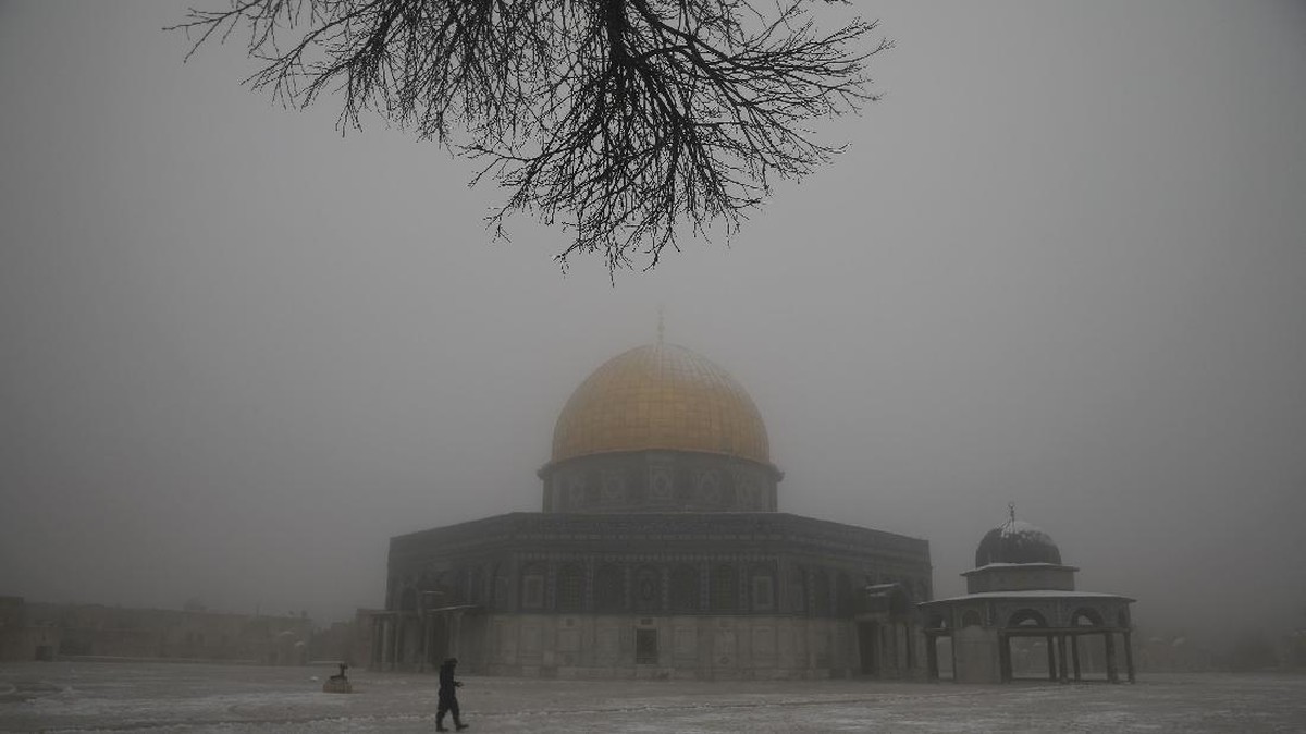 FOTO: Pemandangan Masjid Al Aqsa yang Diselimuti Salju