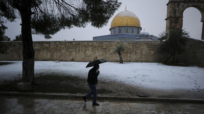 FOTO: Pemandangan Masjid Al Aqsa yang Diselimuti Salju