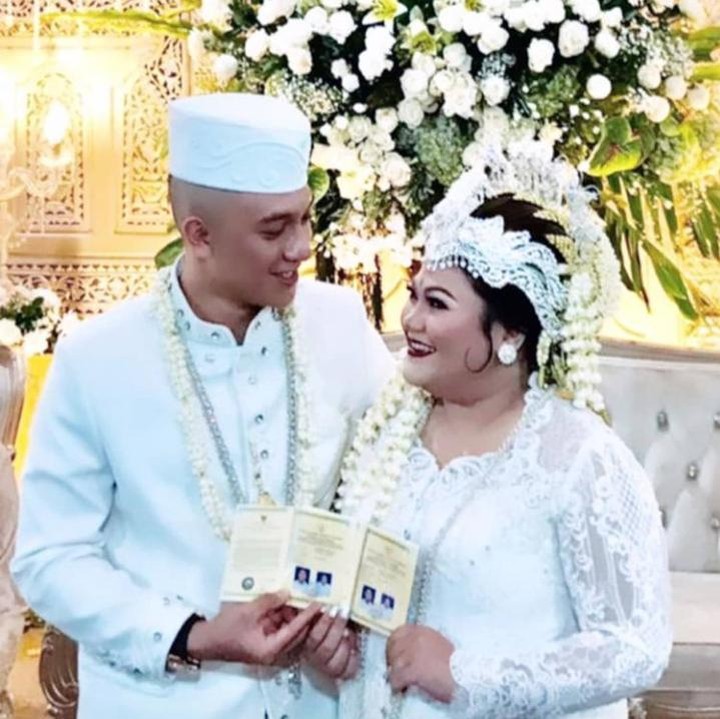 <p>Putri sulung Nia Daniaty, Olivia Nathania, akhirnya resmi dinikahi Rafly Noviyanto Tilaar, pada Jumat (19/2/2021).  (Foto: Instagram @oliviadaniaty)</p>