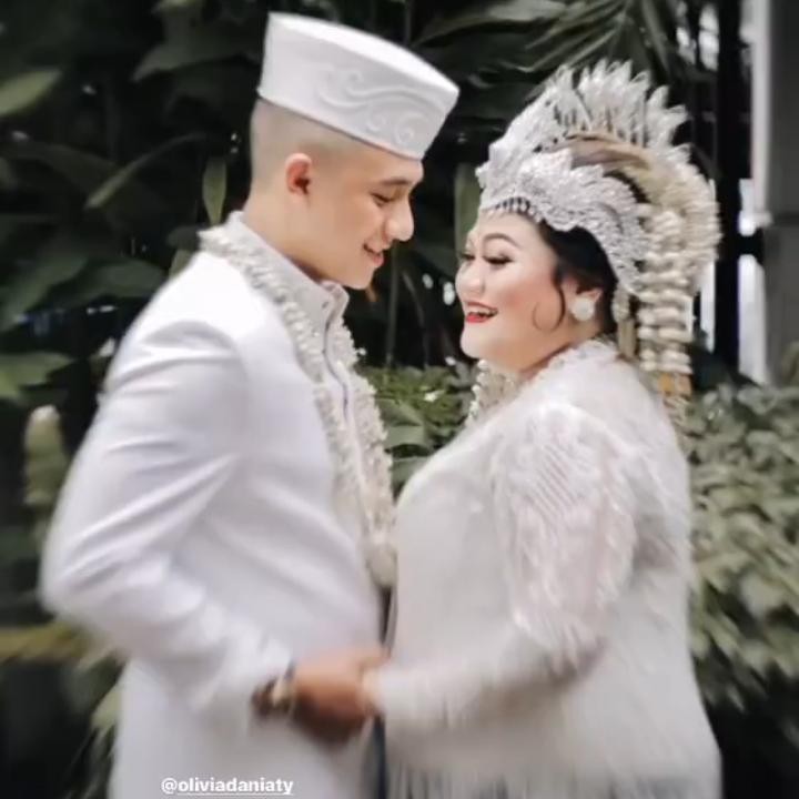 <p>Selamat untuk Olivia dan Rafly. Kita doakan semoga pernikahan keduanya selalu diberkahi ya, Bunda.  (Foto: Instagram @artmospoto)</p>