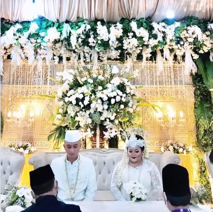<p>Pernikahan kedua Olivia itu berjalan dengan khidmat, Bunda. Sebagai suami, Rafly memberikan mas kawin berupa 1 set cincin berlian serta uang tunai Rp2,2 juta. (Foto: Instagram @oliviadaniaty)</p>