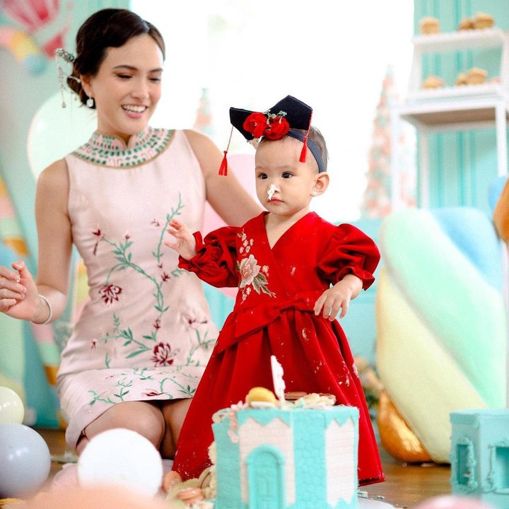 <p>Sebelum di sekolah, ulang tahun Claire sudah dirayakan di rumah dengan tema Tahun Baru Imlek. (Foto: Instagram @missclaireherbowo)</p>