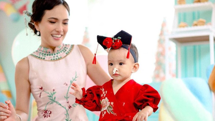 Putri Shandy Aulia, Claire Herbowo