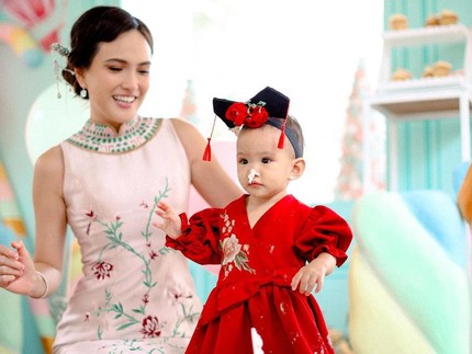 Gemas! 7 Potret Claire Putri Shandy Aulia, Ultah Ke-1 Dirayakan di Sekolah