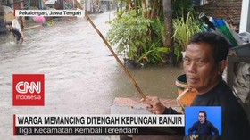 VIDEO: Warga Memancing di Tengah Kepungan Banjir