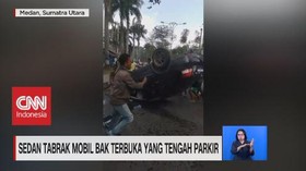 VIDEO: Sedan Tabrak Mobil Bak Terbuka Yang Tengah Parkir