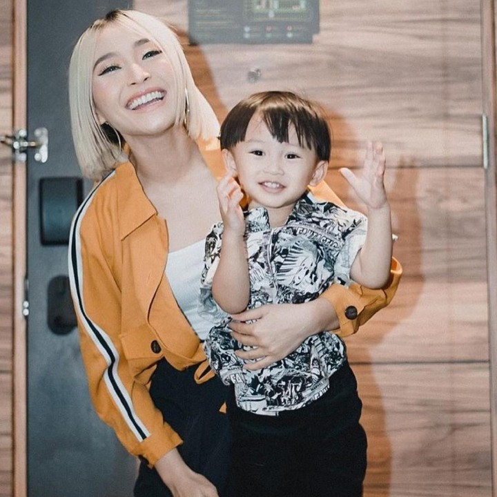 <p>Rinni Wulandari mengunggah video manis bersama Nord di Instagram-nya. Ia mengenang perbedaan sebelum dan sesudah menjadi seorang bunda. Dalam tulisannya, Rinni merasa pengorbanan menjadi ibu begitu besar dan tak ada habisnya. "Tapi semua yg dilakukan ikhlas yg penting anak senang, sehat. Selamat hari ibu untuk semua wanita hebat di dunia #happymothersday"</p>