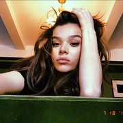 Skincare Routine ala Hailee Steinfeld agar Kulit Glowing
