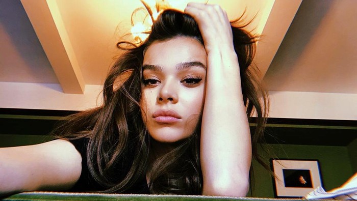 Skincare Routine ala Hailee Steinfeld agar Kulit Glowing