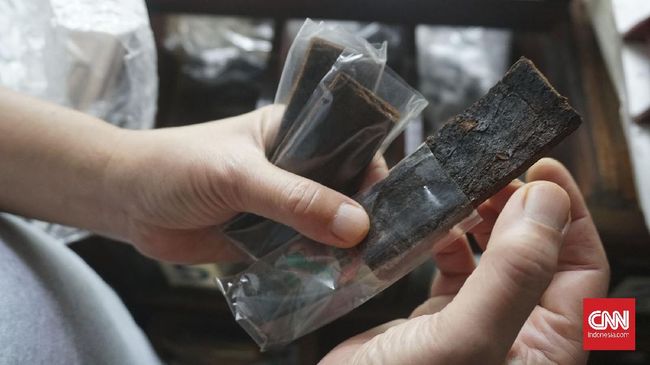 Tak ada yang bisa mengusik kekhusyukan Tjan Kee Beng menikmati rokok kawung. Aromanya mungkin asing buat penikmat rokok pabrikan atau vape.