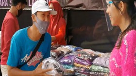 VIDEO: Beli Kebutuhan Pokok Bayar Dengan Senyum