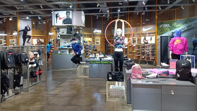 SPORD yang merupakan singkatan dari Sports & Goods, menjual berbagai macam merek perlengkapan olahraga, yang fashionable dan dengan harga yang kompetitif.