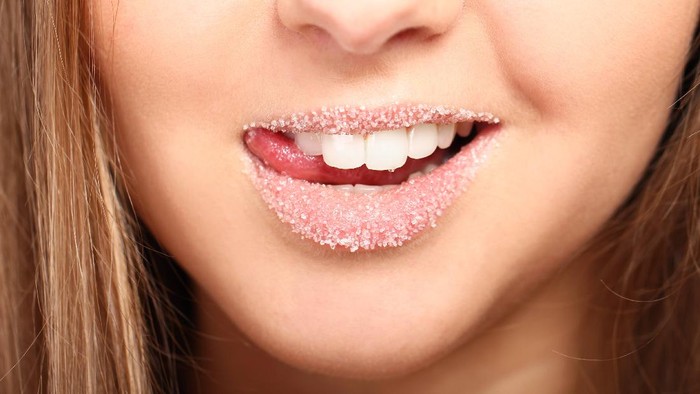 4 Rekomendasi Lip Scrub di Bawah Rp50 Ribu