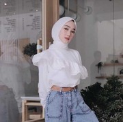 5 Ide Outfit Hijab dengan Ruffle Blouse, Sulap Tampilanmu Jadi Chic dan Casual