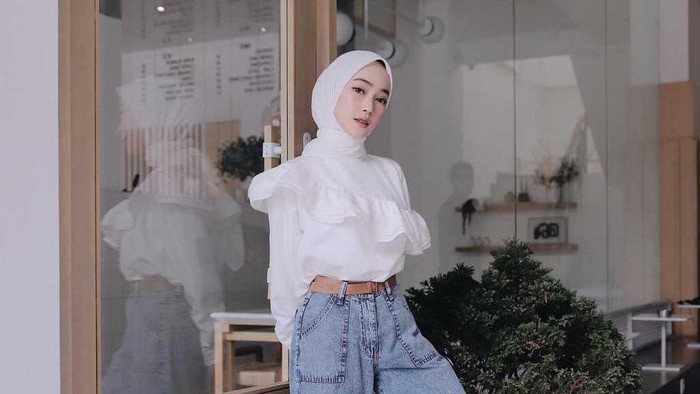 5 Ide Outfit Hijab dengan Ruffle Blouse, Sulap Tampilanmu Jadi Chic dan Casual