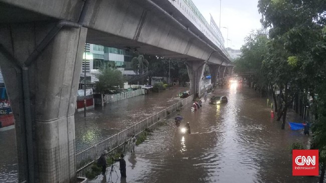 Walikota Jakarta Selatan meminta Jasa Marga untuk menyedot banjir di Tol Simatupang karena pihaknya sedang menangani banjir di pemukiman warga.