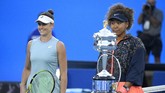FOTO: Naomi Osaka Raih Gelar Australia Open Kedua Naomi Osaka meraih gelar juara kedua di Australia Open setelah pada tahun ini mengalahkan Jennifer Brady 6-4, 6-3 di Rod Laver Arena, Sabtu (20/2).