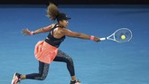 FOTO: Naomi Osaka Raih Gelar Australia Open Kedua Naomi Osaka meraih gelar juara kedua di Australia Open setelah pada tahun ini mengalahkan Jennifer Brady 6-4, 6-3 di Rod Laver Arena, Sabtu (20/2).