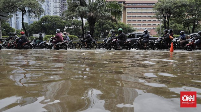 Sejumlah ruas jalan yang berada di Jakarta Selatan tergenang banjir imbas hujan deras yang mengguyur Jumat (17/12) siang. Namun, banjir sudah surut sore ini.