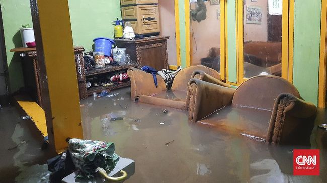 Banjir yang sudah surut membuat rumah berantakan. Terdapat sejumlah cara membersihkan rumah yang terendam banjir.