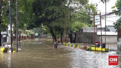 Banjir di Kemang Hampir 1 Meter, Jalan ke Pasar Jagal Ditutup