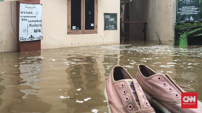Warga di kawasan Jeruk Purut, Cilandak, semakin terendam banjir akibat jalur Kali Krukut yang kian padat dengan pemukiman.