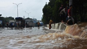 Jalan TB Simatupang Arah Fatmawati Lumpuh Diterjang Banjir