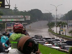 Ruas Tol JORR Ampera Tergenang, Mobil Tidak Bisa Melintas